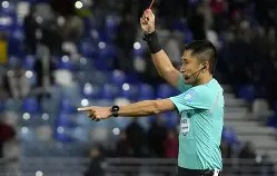 宝威官网-裁判争议持续，球员主场晋级受质疑(足球主裁判受伤不能继续场上执裁怎么办?)